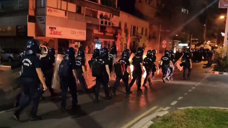 Χάος στη Λεμεσό: 5 τραυματίες, 13 συλλήψεις και μεγάλες ζημιές σε διαδήλωση κατά των μεταναστών [βίντεο]