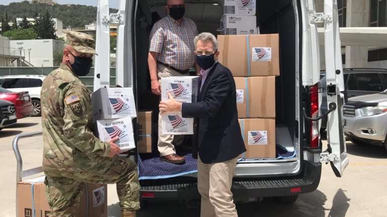 Κορονοϊός: Δωρεά υγειονομικού υλικού στην ΕΛ.ΑΣ από την πρεσβεία των ΗΠΑ [εικόνες]