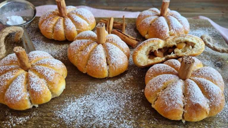 Τέλειο και υγιεινό γλυκάκι: Ψωμάκια μπριός κολοκύθας με μήλα, χωρίς ζάχαρη