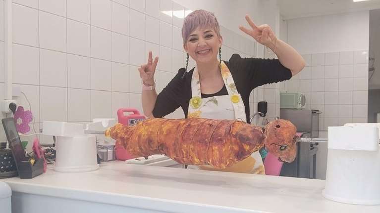 Τούρτα... αρνί και κοκορέτσι: Η ζαχαροπλάστισσα που έχει γίνει viral και σαρώνει με τις δημιουργίες της [εικόνες]