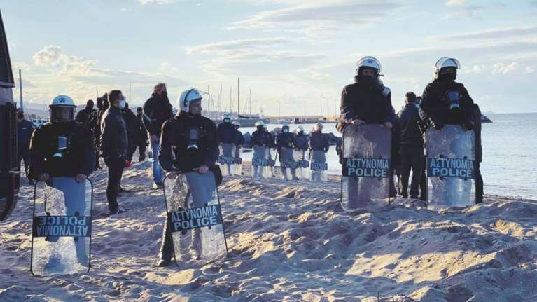Μάχη για τους αμμοκράτες στη Χαλκιδική: Ενταση με τα ΜΑΤ πάνω στην παραλία [εικόνες]