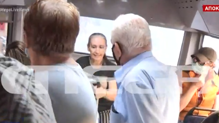 Ήρθαν στα χέρια μέσα στο λεωφορείο για τη μη χρήση μάσκας: Δεν φοράω γιατί δεν υπάρχει κορονοϊός