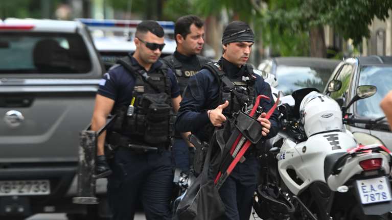 Αγία Βαρβάρα: Μεγάλη επιχείρηση της Δίωξης Ναρκωτικών στις εργατικές κατοικίες- Βρέθηκε τσουβάλι με λεφτά και ουσίες