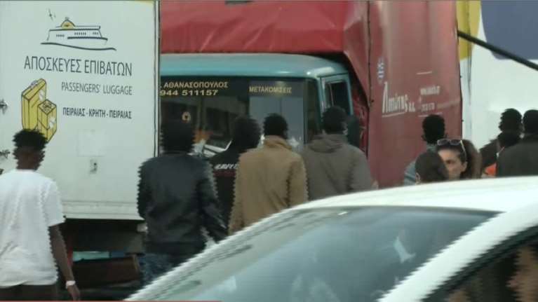 Εφτασαν στον Πειραιά οι πρώτοι 200 μετανάστες από την Κρήτη [βίντεο]