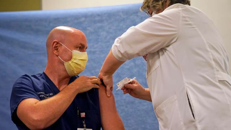 Καθηγήτρια ΕΚΠΑ: Γιατί η μετάλλαξη του κορονοϊού δεν μειώνει την ισχύ του εμβολίου