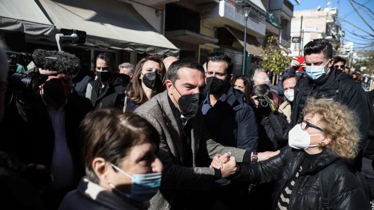 Τσίπρας στη Νίκαια: &quot;Η ακρίβεια έχει σαρώσει τα πάντα, οι υπουργοί να βγουν από τη γυάλα&quot;