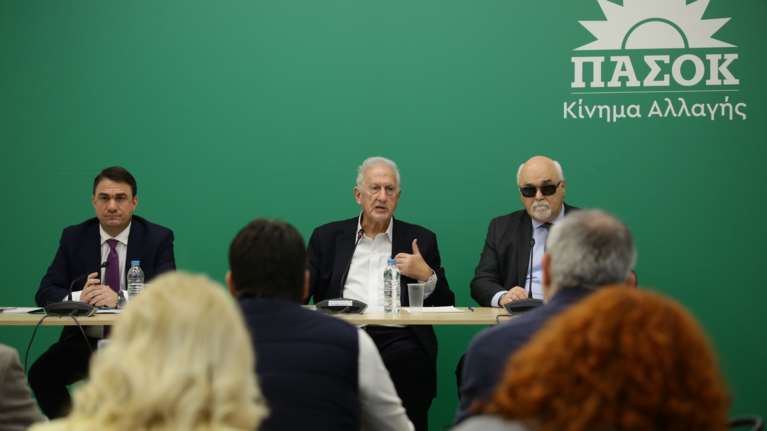 Γκρίνιες για τα στελέχη του ΠΑΣΟΚ που επιστρέφουν…αφού εγκατέλειψαν το κόμμα μέσα στην κρίση για τον ΣΥΡΙΖΑ