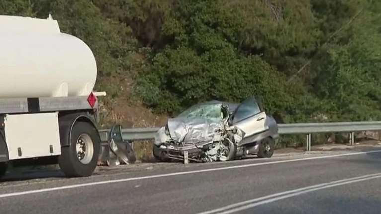 Τροχαίο στη Μάνδρα: Σφοδρή σύγκρουση βυτιοφόρου με ΙΧ [βίντεο]