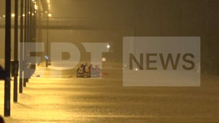 Daniel-"Λίμνη" η Λάρισα: Άνδρες της ΕΜΑΚ κινούνται με βάρκα στην παλαιά Εθνική Οδό