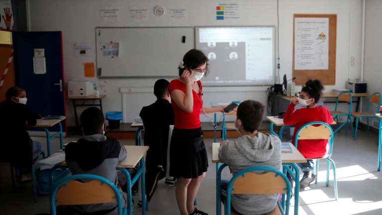 Γαλλία: Υποχρεωτικά με χειρουργικές μάσκες οι μαθητές - Τέλος οι υφασμάτινες