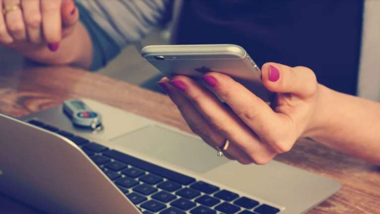 Σοκ για 21χρονη στην Κρήτη: Είδε προκλητικές φωτογραφίες της στα social media