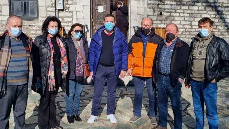 Η φωτογραφία του Αλέξη Τσίπρα με αστυνομικό που διώκεται για πλαστά διαβατήρια- Τι γράφουν τα &quot;Παραπολιτικά&quot;