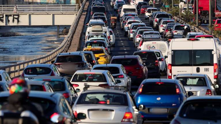 Τροχαίο με νταλίκα στον Κηφισό στο ύψος των ΚΤΕΛ – Ανατράπηκε και έπεσε σε κιγκλιδώματα