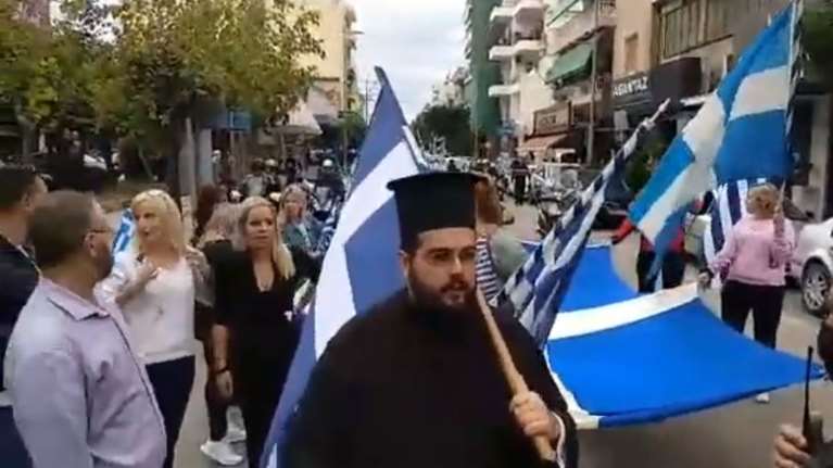 Κορονοϊός-Πάτρα: Αγνόησαν την απαγόρευση και ήθελαν κάνουν &quot;παρέλαση&quot; - Ένταση με δυνάμεις της ΕΛΑΣ  [Βίντεο]