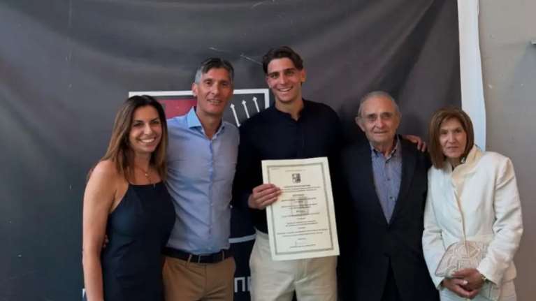 Πήρε το πτυχίο ο Τζολάκης: &quot;Σκοπός δεν είναι να εργαστώ σε γραφείο στα 35 αλλά να είμαι αφεντικό της δουλειάς μου&quot;