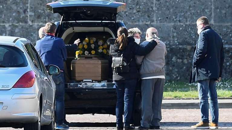 Κορονοϊός: Σχεδόν 1,5 εκατομμύριο άνθρωποι πέθαναν σε όλο τον κόσμο