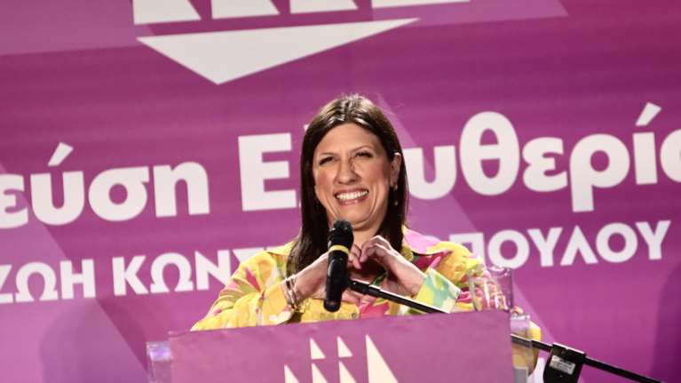 Η Ζωή Κωνσταντοπούλου εξηγεί γιατί μοιράζει καρδούλες και απαντάει στον Κουτσούμπα που την ειρωνεύτηκε