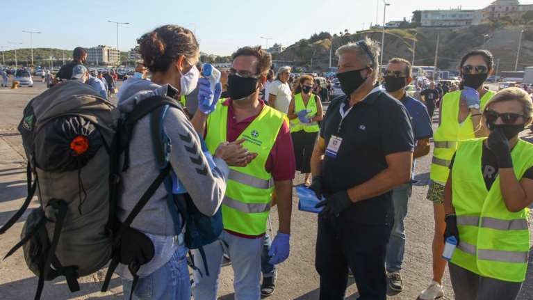 Κορονοϊός: Περισσότεροι από 300 έλεγχοι ταξιωδιωτών στα λιμάνια Πειραιά και Ραφήνας
