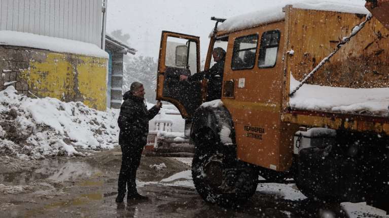 Πατούλης: Εχουμε ρίξει πάνω από 5.000 τόνους αλάτι - 100 εκχιονιστικά στους δρόμους της Αττικής