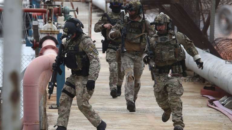 Εντυπωσιακές εικόνες από την κοινή άσκηση δυνάμεων ειδικών επιχειρήσεων Ελλάδας και ΗΠΑ στη Νέα Πέραμο