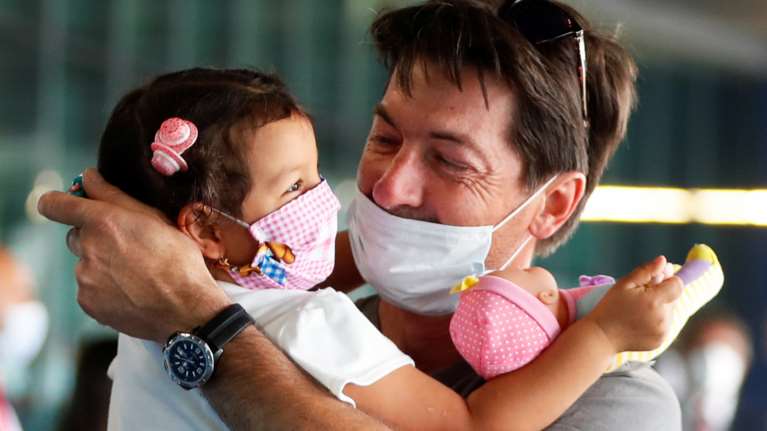 Νέα έρευνα: Σε τουλάχιστον έναν χρόνο θα αγκαλιαστούμε πάλι χωρίς τον φόβο του κορονοϊού