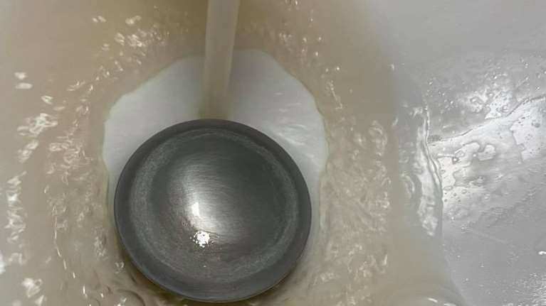 Συναγερμός στη Λάρισα: Θολό και καφέ νερό αναβλύζουν οι βρύσες  -  ΔΕΥΑΛ σε Λαρισαίους: Μην το καταναλώσετε