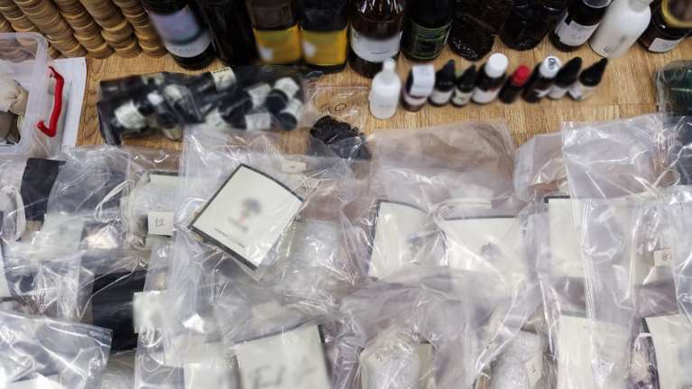 &quot;Ελ. Βενιζέλος&quot;: Συνελήφθη 28χρονη Βραζιλιάνα χορεύτρια της Μυκόνου  - Πουλούσε ναρκωτικά ως &quot;ελιξίρια ομορφιάς&quot;