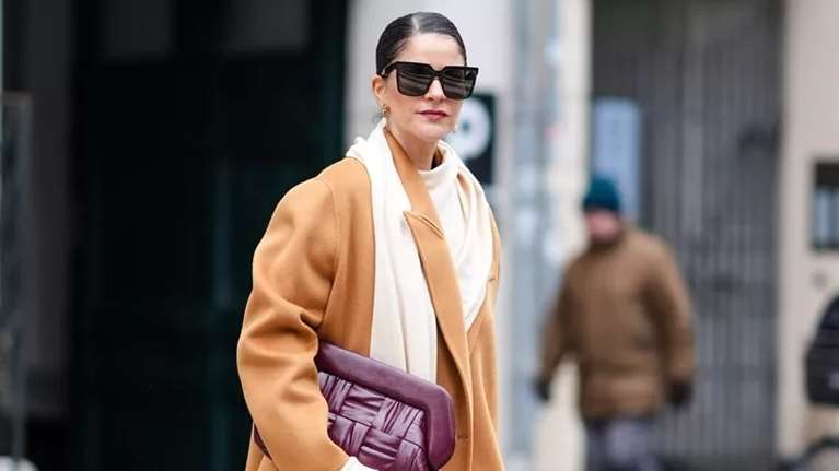 Οι καφέ δερμάτινες μπότες από τη Zara που ταιριάζουν τέλεια με φούστες και φορέματα