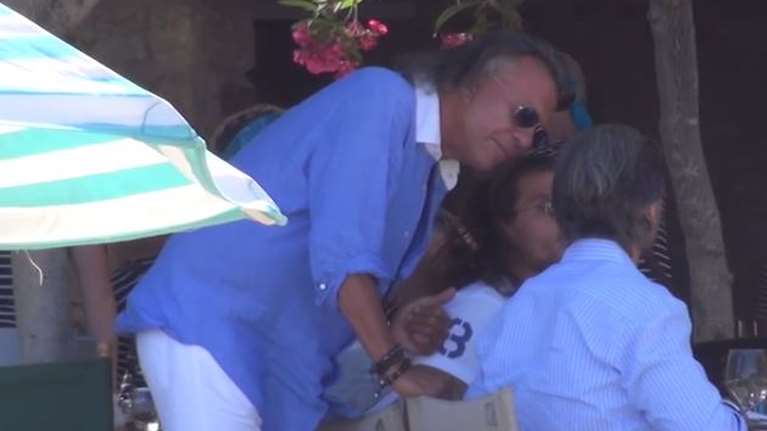 Δεν λέει όχι στη Μύκονο ο Ηλίας Ψινάκης - Στην Ψαρρού με την παρέα του [Βίντεο]