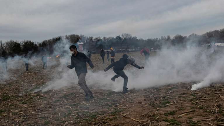 Νέα ένταση στον Έβρο: Συνεχείς ρίψεις χημικών από την τουρκική πλευρά - Δείτε live
