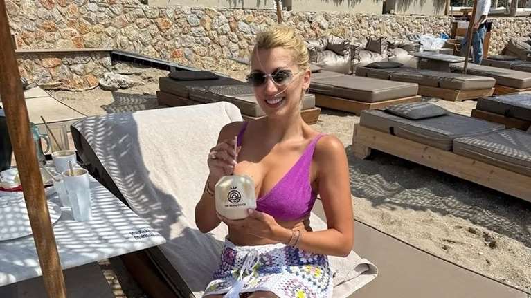 Όπως δεν την έχουμε ξαναδεί: Η Κωνσταντίνα Σπυροπούλου ποζάρει με ροζ μπικίνι στον καθρέφτη της