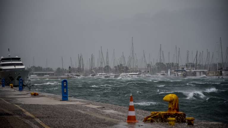 Χειμωνιάτικος ο καιρός το επόμενο διήμερο με ψυχρό, θυελλώδη βοριά: Δεν θα λείψουν οι βροχές και οι χιονοπτώσεις