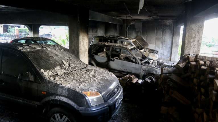 Θεσσαλονίκη: Προφυλακιστέος ο πυρομανής που έκαιγε αυτοκίνητα - Είχε κάψει και δύο σκυλιά ζωντανά
