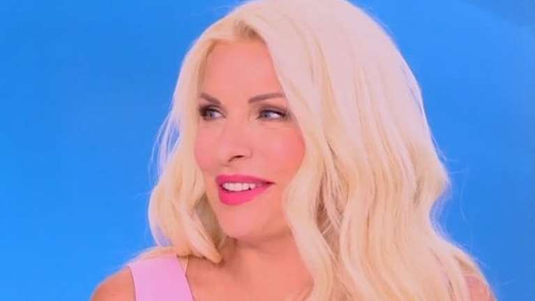 Ελένη Μενεγάκη: &quot;Μου το ζητάει η κόρη μου - Περνούσαμε απ’ έξω και μου λέει...&quot;