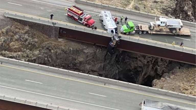 Συγκλονιστικός απεγκλωβισμός από όχημα που κρεμόταν από αερογέφυρα του Αϊντάχο [εικόνες - βίντεο]