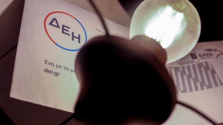 Ρήτρα αναπροσαρμογής: Άγρια κόντρα ΕΚΠΟΙΖΩ - ΔΕΗ στο δικαστήριο για την αναβολή ή όχι της αγωγής