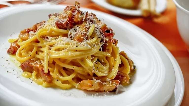 Η Φαίη Σκορδά στην κουζίνα: Η συνταγή της για αυθεντική ιταλική καρμπονάρα