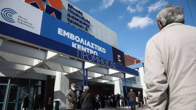 Astrazeneca: Τι θα γίνει με τις αδιάθετες δόσεις του εμβολίου- Ανοίγει γραμμή εμβολιασμού για τους 30 ετών και άνω