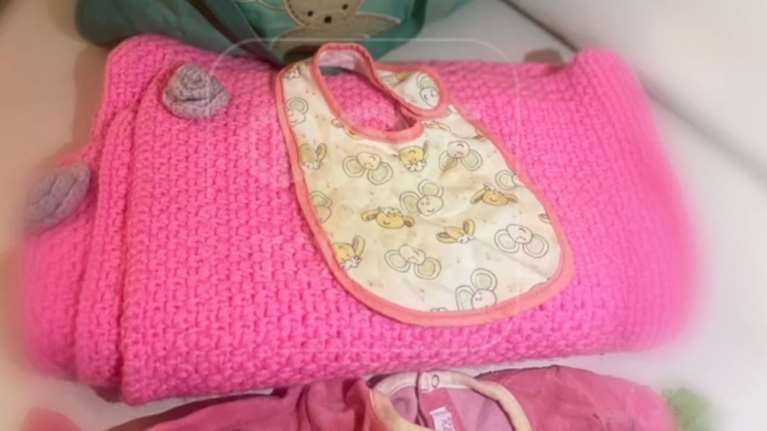 Αμαλιάδα: Τα ρουχαλάκια του δεύτερου μωρού της Ειρήνης - &quot;Πάρτα να το θυμάσαι&quot;, είπε στη νονά του παιδιού