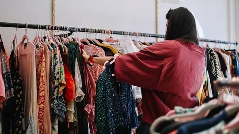 Είναι ασφαλή τα second-hand ρούχα; Τι μικρόβια μπορεί να κρύβουν και πώς να προστατευτείς