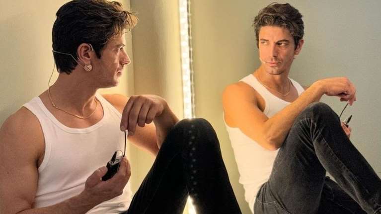 Ο Δημήτρης Γκοτσόπουλος αναπαριστά σκηνή από το Κωνσταντίνου και Ελένης και &quot;ρίχνει&quot; το TikTok