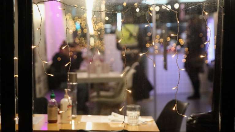 Πρωτοχρονιά: Ακρίβεια αλλά και λίστες αναμονής σε εστιατόρια και ταβέρνες για το ρεβεγιόν - Οι τιμές στα μενού