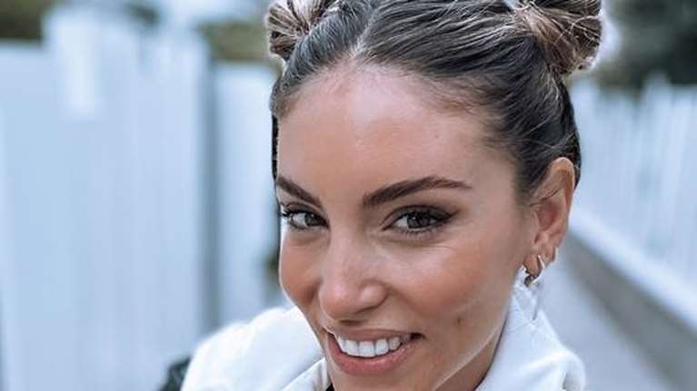 Επιστροφή στην Αθήνα για την Αθηνά Οικονομάκου: Η συνάντηση με τους κουμπάρους της