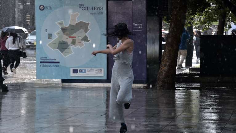 "Χειμώνας" στην καρδιά του καλοκαιριού:Βροχές, καταιγίδες και… χαλάζι