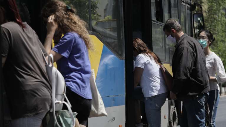&quot;Πατείς με πατώ σε&quot; στα λεωφορεία της Αθήνας: Αντιδράσεις στην αύξηση της πληρότητας