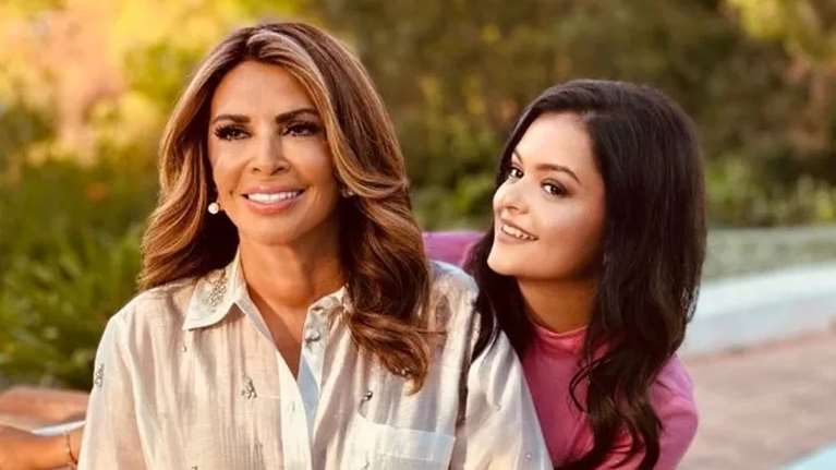 Μαριτίνα Ντενίση: Mε σοφιστικέ outfit στο σπίτι της μητέρας της