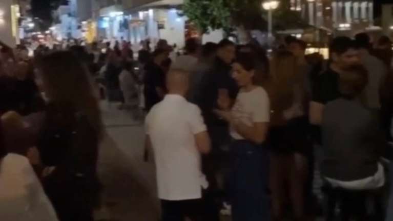 &quot;Μύκονος&quot; έγινε η Ναύπακτος το βράδυ της Κυριακής - Χαμός στα μαγαζιά και χωρίς μέτρα ασφαλείας  [βίντεο]