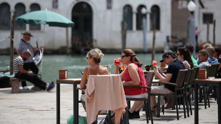 DW: H Ιταλία αλλάζει την εμβολιαστική στρατηγική - Οριστικά τέλος το Astrazeneca στους κάτω των 60 ετών