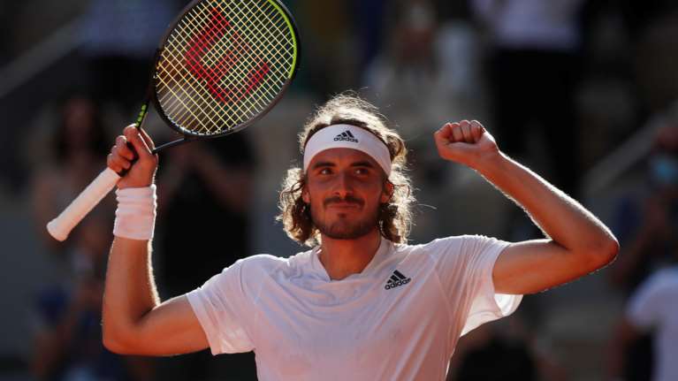 Στο &quot;πόδι&quot; το Προάστιο Καρδίτσας για τον Τσιτσιπά: Στήθηκε οθόνη για να δουν το δικό τους παιδί [Βίντεο]