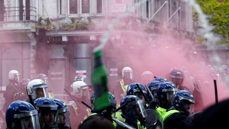 Συμπλοκές στο Λονδίνο μεταξύ ακροδεξιών και διαδηλωτών κατά του ρατσισμού